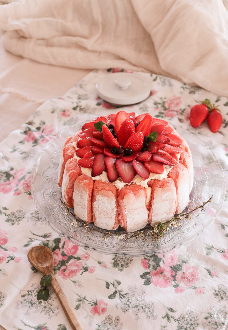 Recette | Charlotte Aux Fraises, Litchis Et Biscuits Roses De Reims - A ...